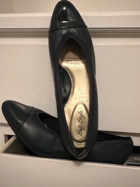 Soft Style Black Cap-Toe Ballet Flats